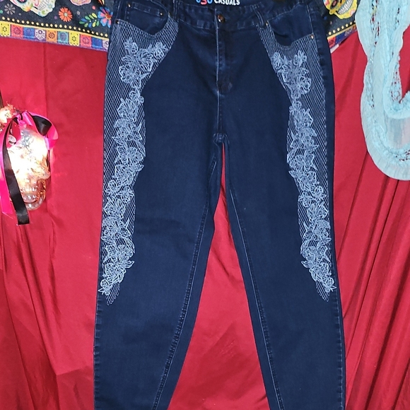 EUC oSo Casuals Women's Dark Blue Jeans With Beautiful Floral Embroidery - Picture 1 of 3